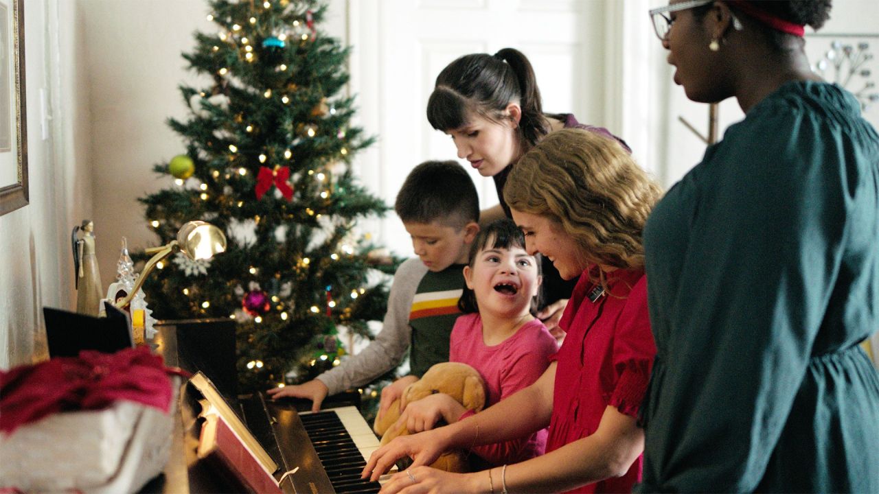 Õdemisjonärid mängivad koos perega klaverit