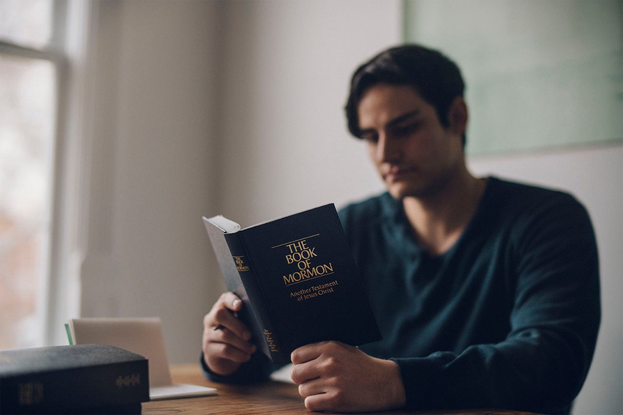 Mees Mormoni Raamatut lugemas